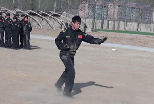 2011年3月16日王广伟为黑贝雷特训营学院授衔