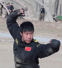 2011年3月16日王广伟为黑贝雷特训营学院授衔