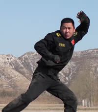 2011年3月16日王广伟为黑贝雷特训营学院授衔