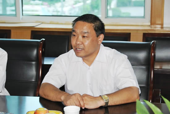 其实,郭飞的家庭很普通,他妻子没有工作,父亲又身患癌症,姐姐长年卧病