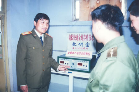 孙继发向战友介绍电控快速全蝎养殖技术