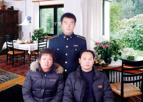 006 2006年一家三口合影。资料
