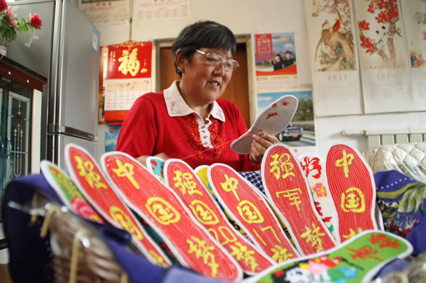 001兵妈妈精心绣制拥军鞋垫。