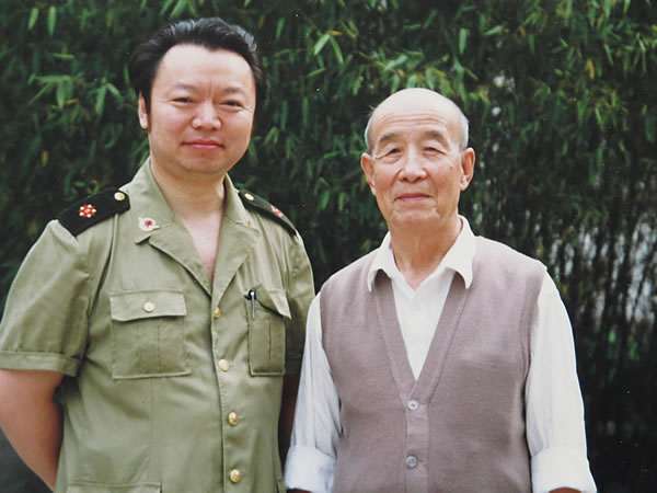 王尽美烈士长子王乃征（右）与李文庆（600）