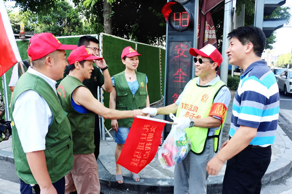 1、志愿者们实地看望慰问高温下坚守岗位的文明交通劝导员