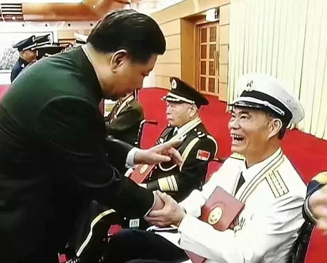 习主席授勋后与麦贤得亲切握手握手 习主席授勋后与麦贤得亲切握手握手