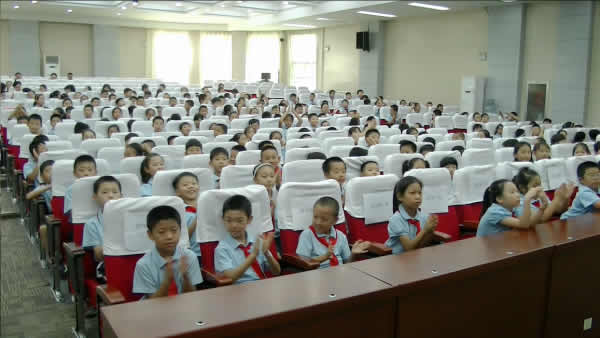 学生鼓掌600C 学生鼓掌600C