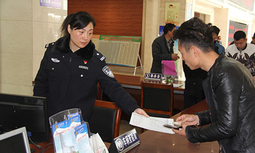 图2为陈辉在为群众办理车驾业务。