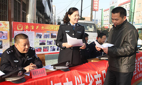 图3为姜蕾蕾在向群众宣传打击伪劣商品知识。