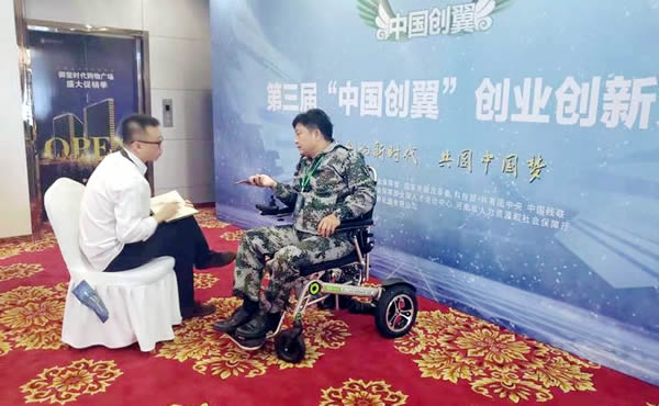 身着迷彩接受采访600