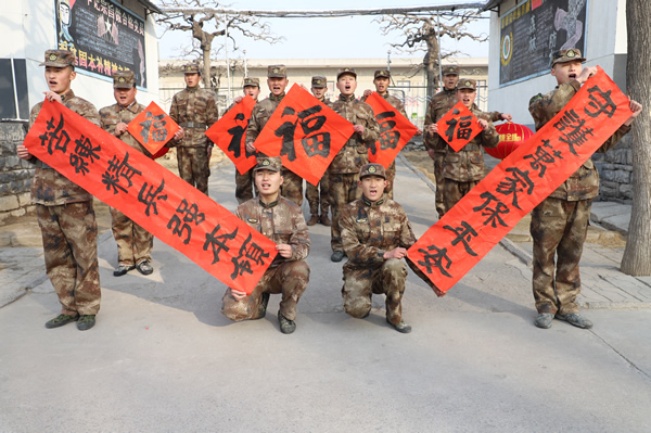 蒙阴民兵防火分队民兵向沂蒙父老拜年。600