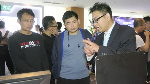 青岛会议现场交谈7