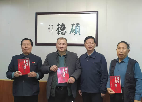 沉浸式"感悟红色根脉 夏宗长《追光十万里》新书分享会在济举办